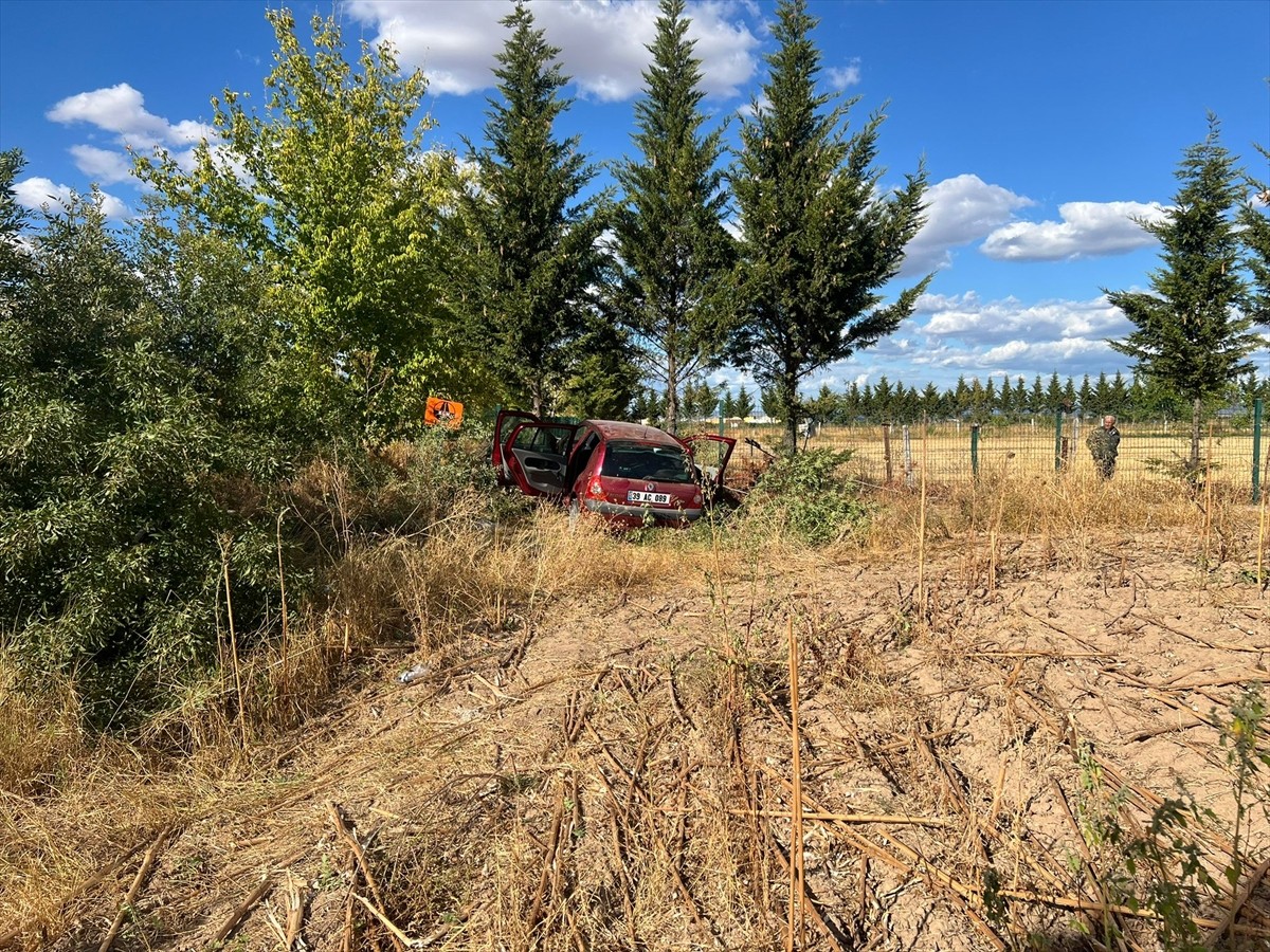Kırklareli'nde otomobilin tarlaya devrilmesi sonucu 4 kişi yaralandı. İhbar üzerine bölgeye...