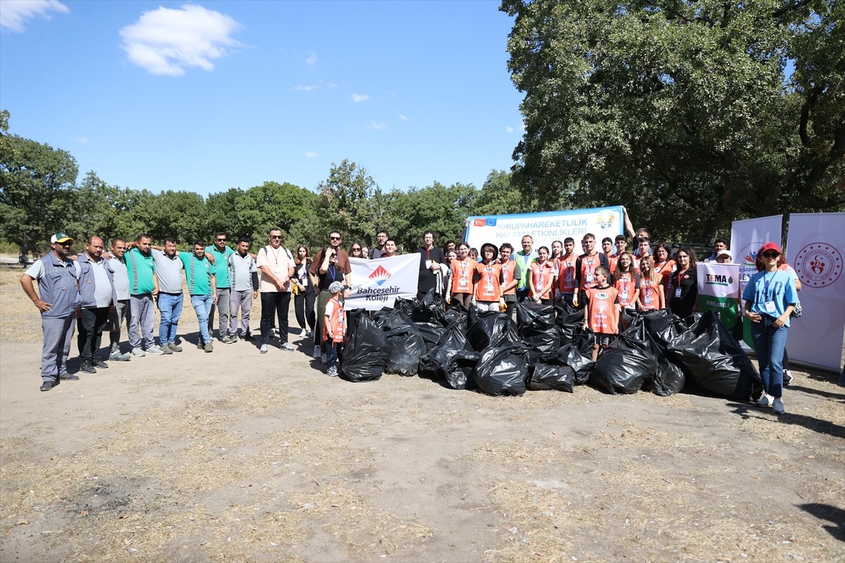 Kırklareli'nde "Avrupa Hareketlilik Haftası" kapsamında çevre temizliği yapıldı. Kırklareli...