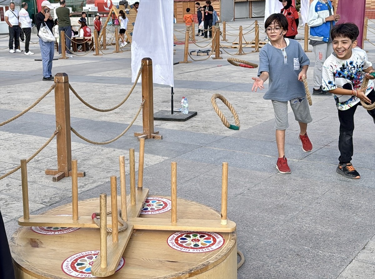 Kırşehir'de çocuklar, Geleneksel Spor Dalları Federasyonunun "Geleneksel Oyunlar Tırı"nda...