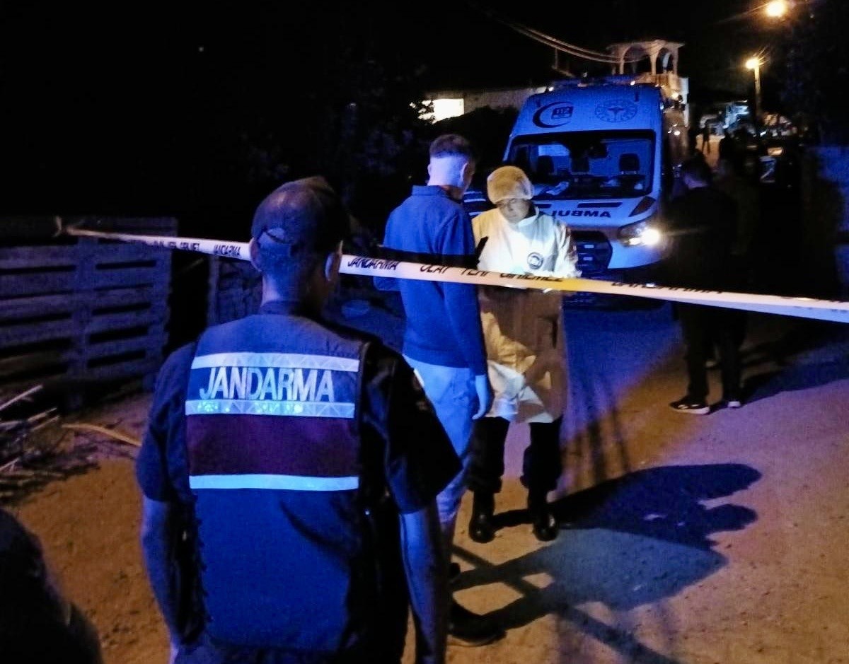 Kırşehir'de tartıştığı anne ve babasını bıçaklayarak öldüren kişi, 2 akrabasını da yaraladı. İhbar...