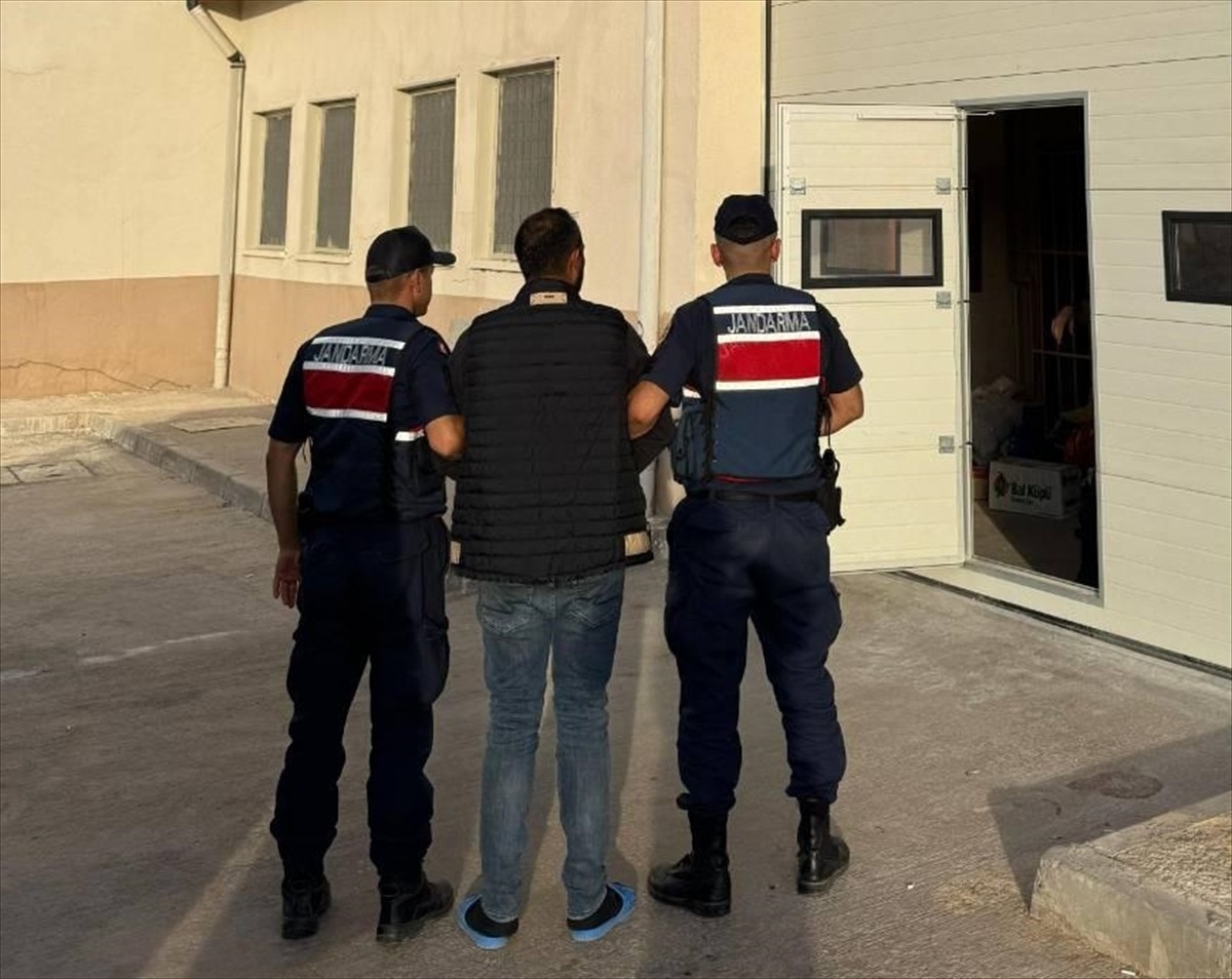 Kırşehir'de tartıştığı anne ve babasını bıçaklayarak öldürüp 2 akrabasını yaralayan şüpheli...