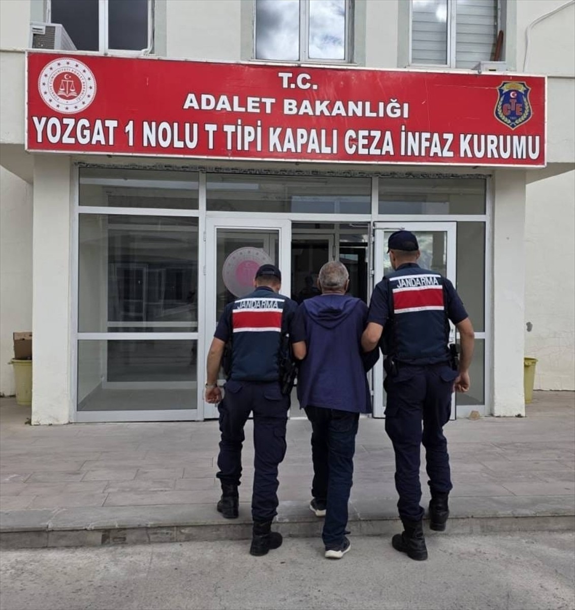 Kırşehir'in Akçakent ilçesinde bir çifti silahla öldürdüğü iddiasıyla gözaltına alınan şüpheli...