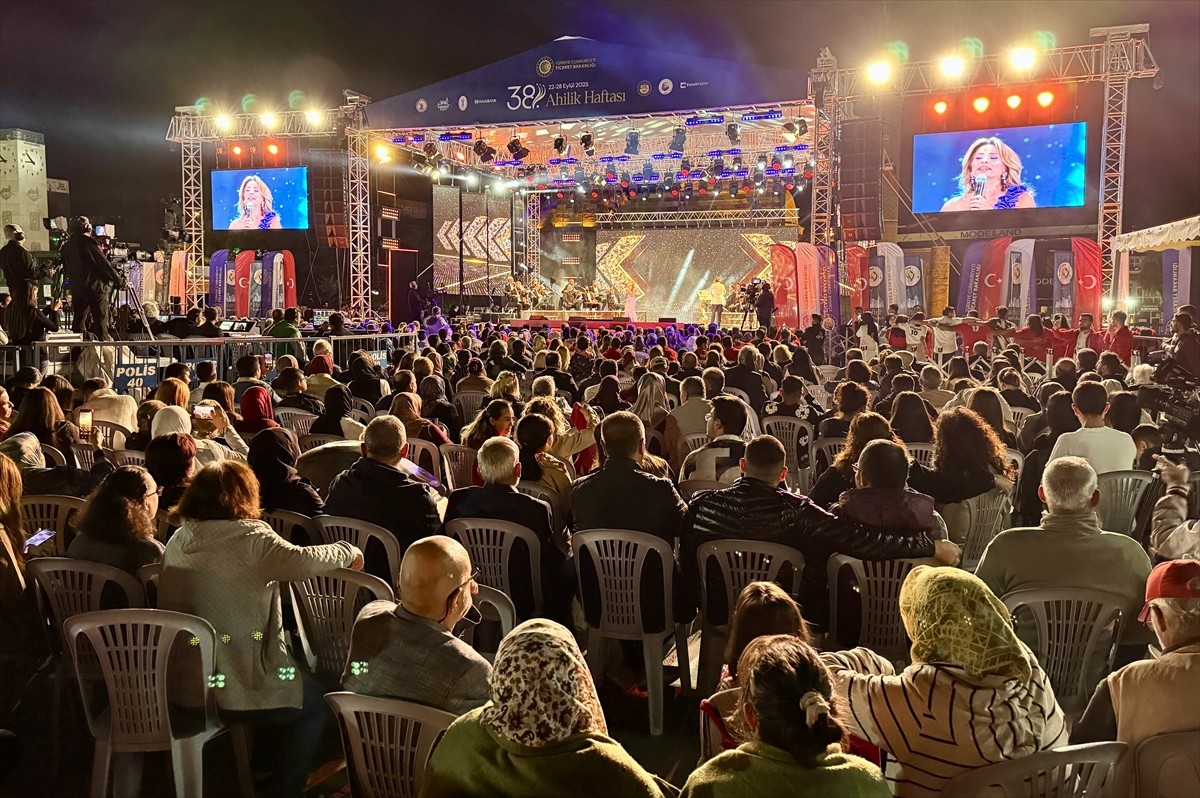Kırşehir’de, 38. Ahilik Haftası kutlamaları kapsamında halk konseri gerçekleştirildi. Cacabey...