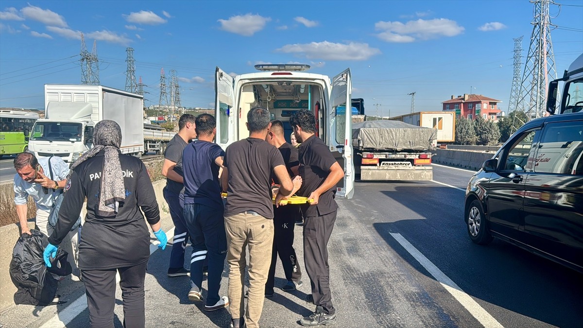 Kocaeli'nin Dilovası ilçesinde otomobilin, iddiaya göre aynı yönde seyreden bir oto çekicinin...