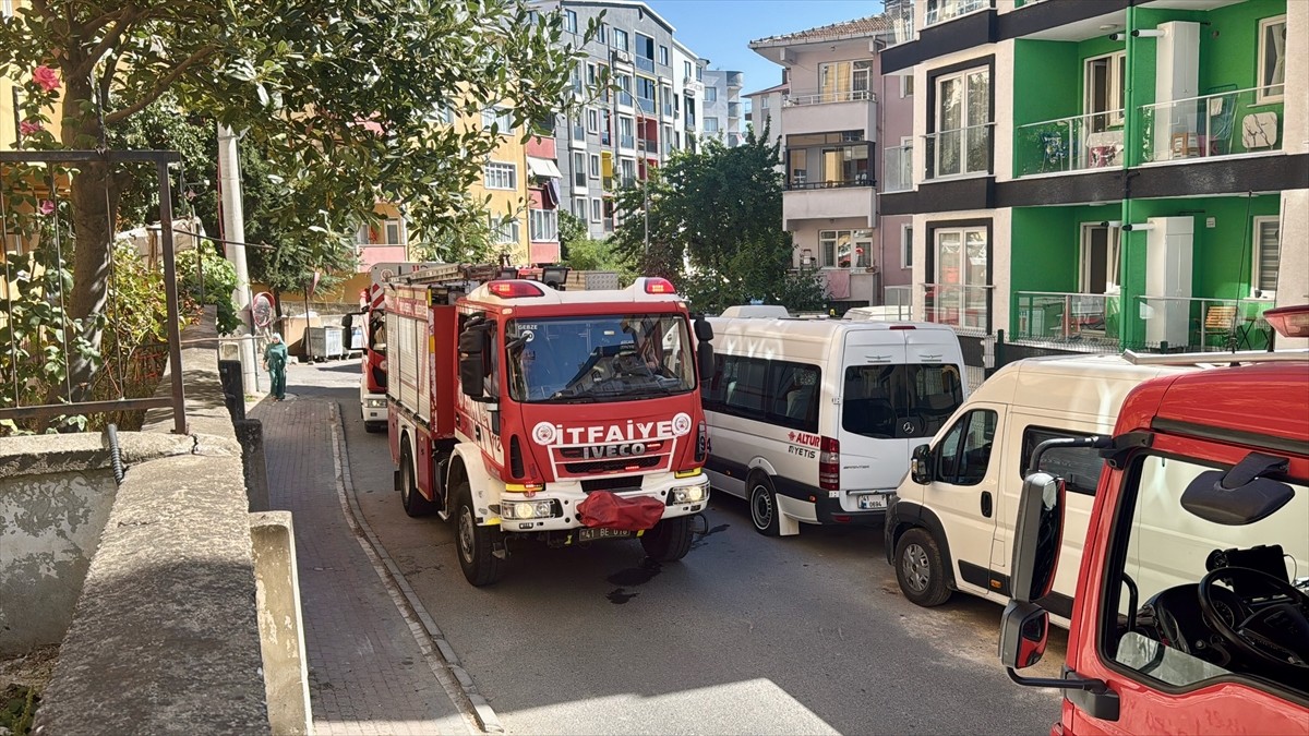  Kocaeli'nin Gebze ilçesinde 5 katlı apartmanda çıkan yangında dumandan etkilenen bir kişi...