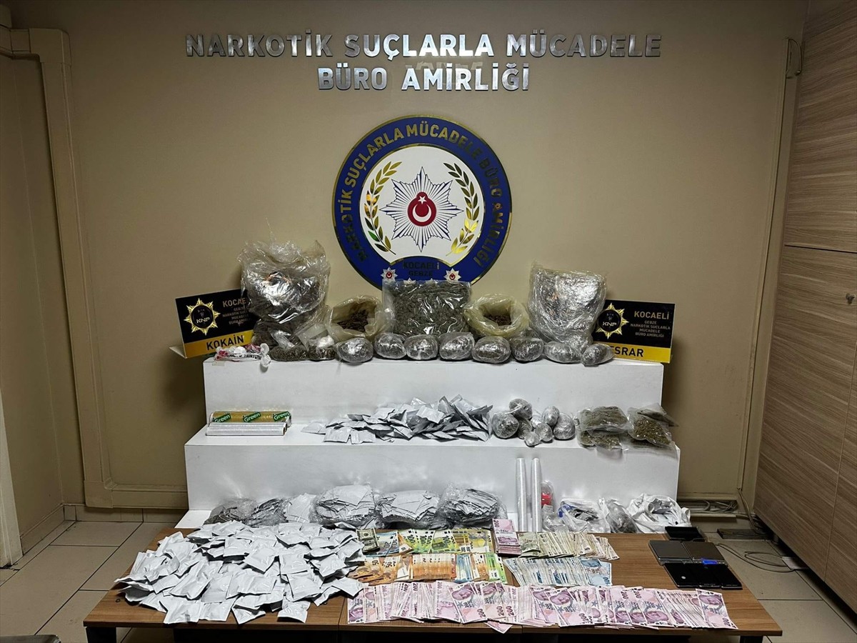 Kocaeli'nin Gebze ilçesinde düzenlenen uyuşturucu operasyonunda gözaltına alınan 5 şüpheliden 3’ü...