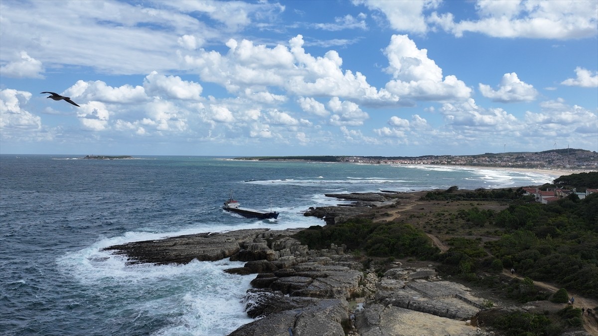 Kocaeli'nin Kandıra ilçesinde karaya oturan kuru yük gemisindeki 7 kişilik mürettebat tahliye...