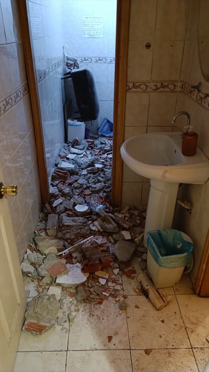 Kocaeli Büyükşehir Belediyesi itfaiye ekipleri, İzmit'te havalandırma boşluğuna düşerek mahsur...