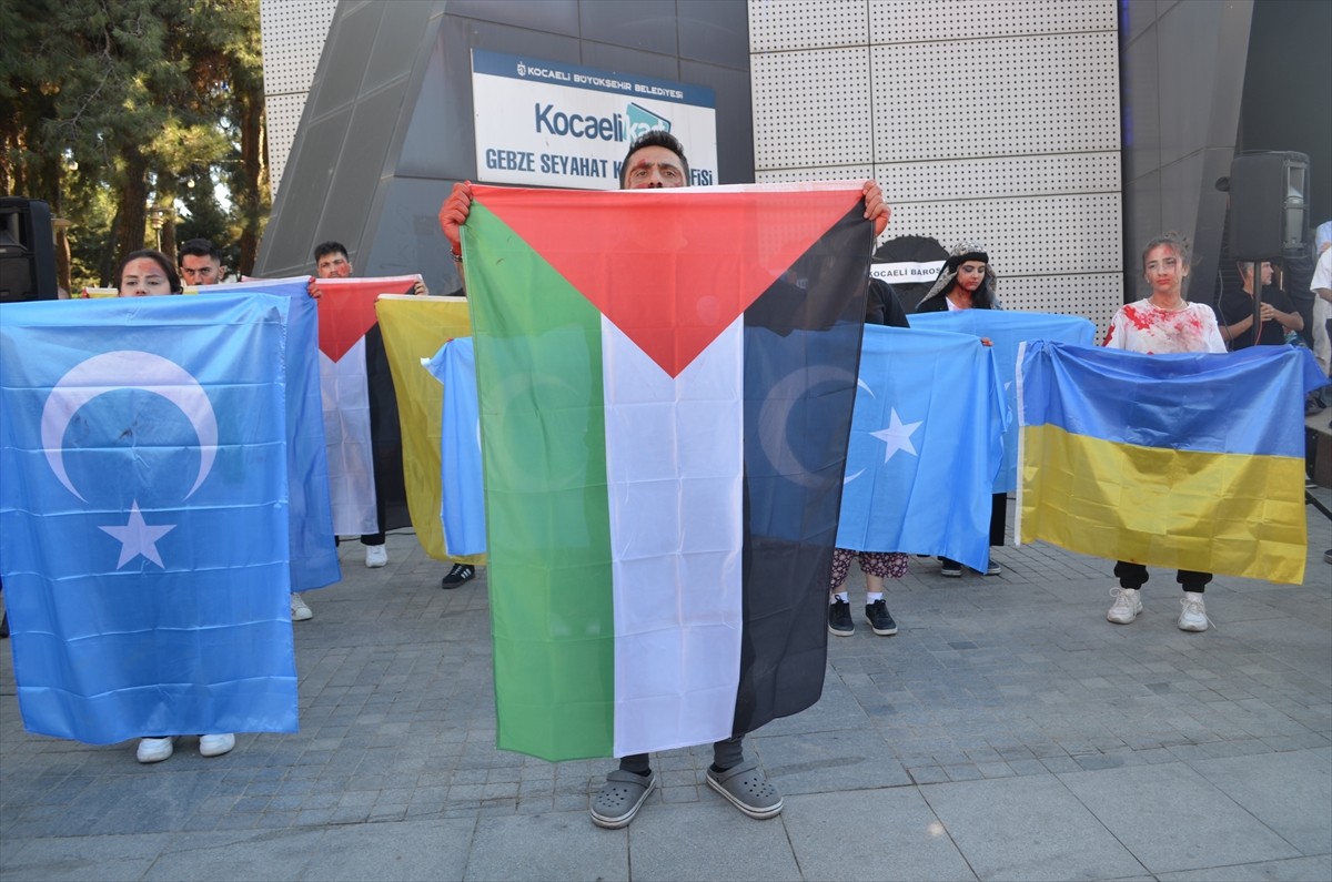 Kocaeli’nin Gebze ilçesinde 1 Eylül Dünya Barış Günü kapsamında "Barış İçin Sessizlik" temalı...