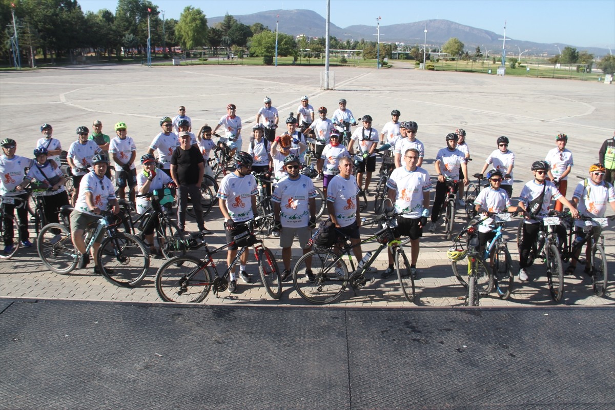Konya'nın Beyşehir ilçesinde 13'üncüsü düzenlenen festival için bisikletliler bir araya...