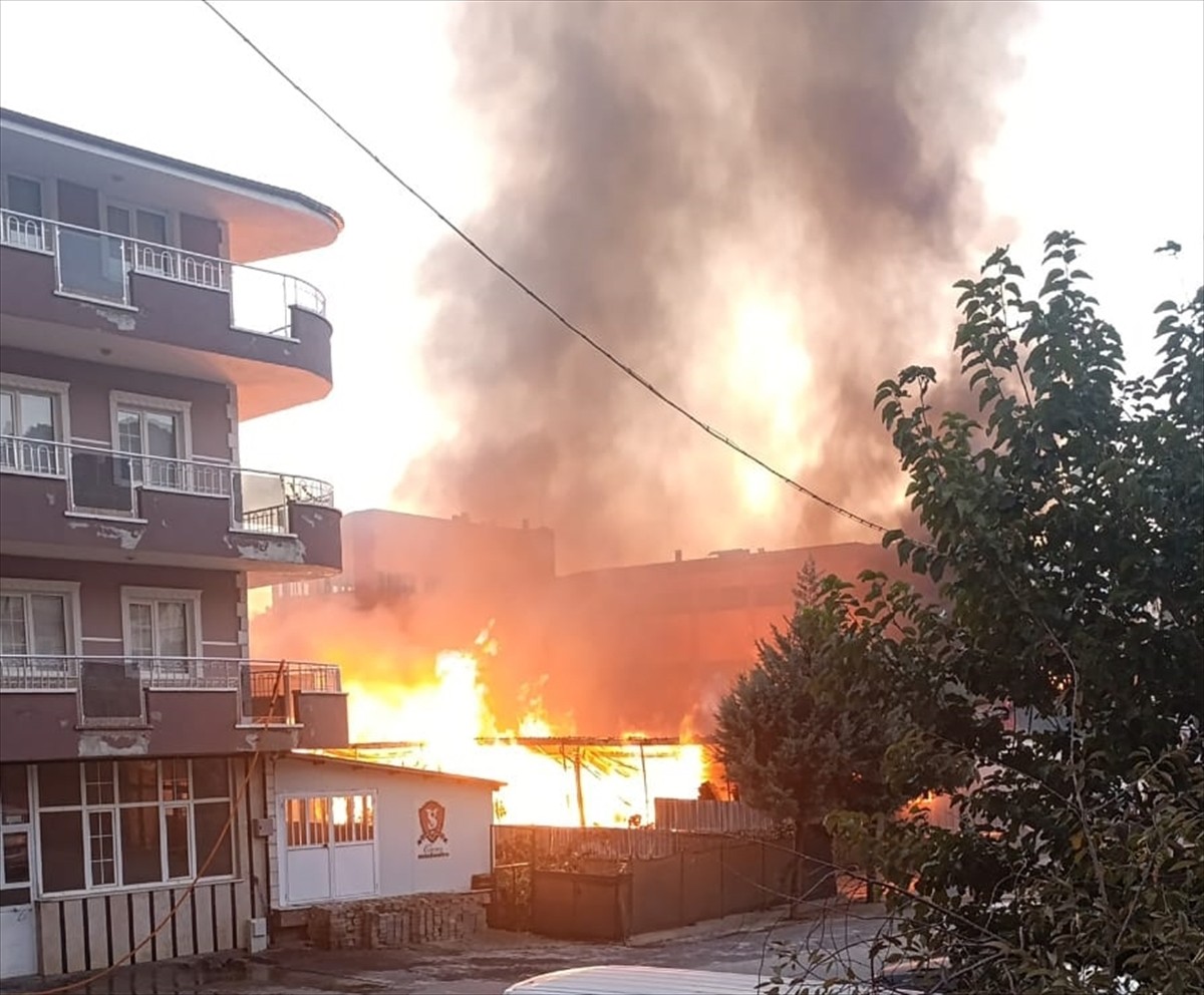 Konya'nın Beyşehir ilçesinde silah üretimi yapılan fabrikada çıkan yangın kontrol altına...