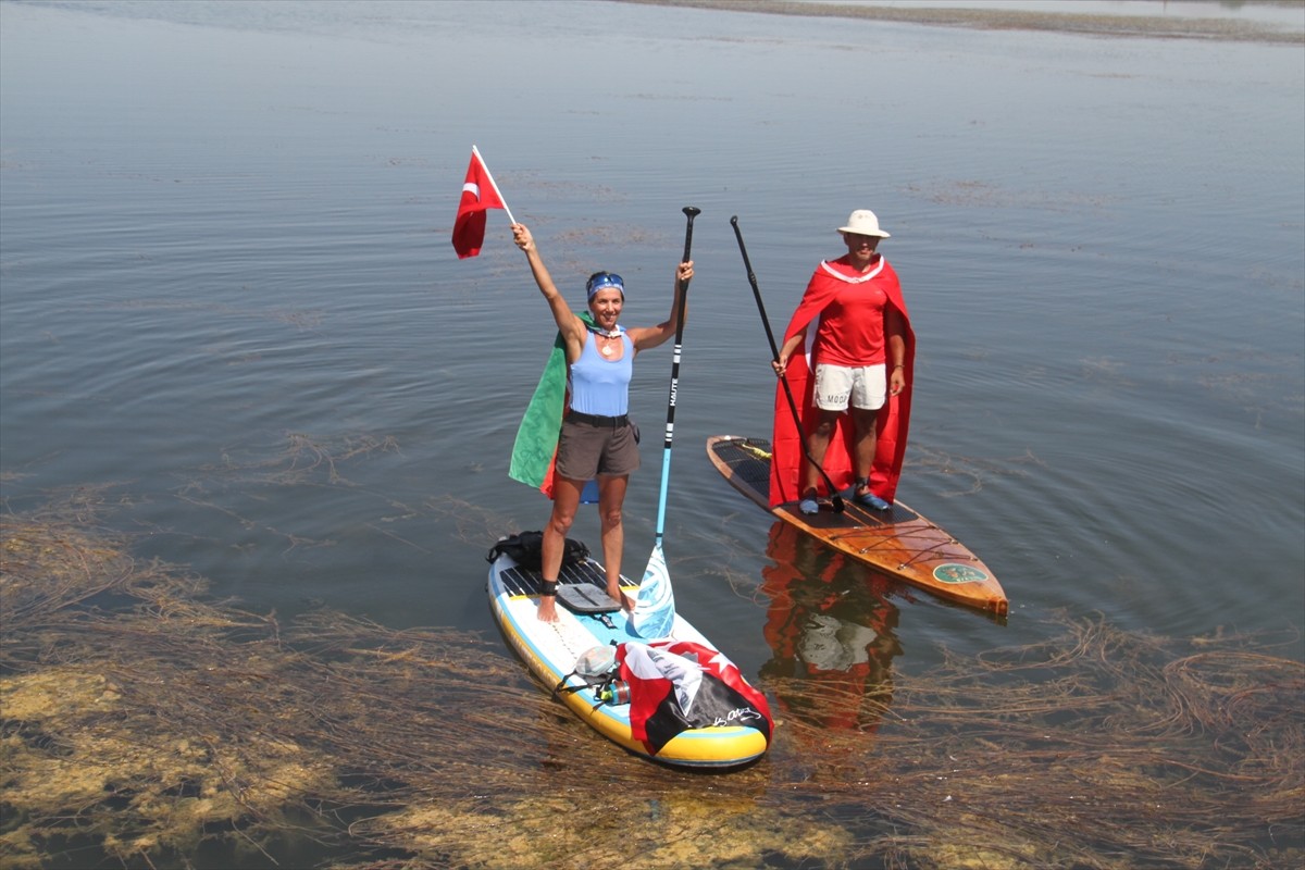 Konya'nın Beyşehir ilçesinde sörfçüler, Beyşehir Gölü'nü SUP (kürek sörfü) ile 58 kilometre yol...