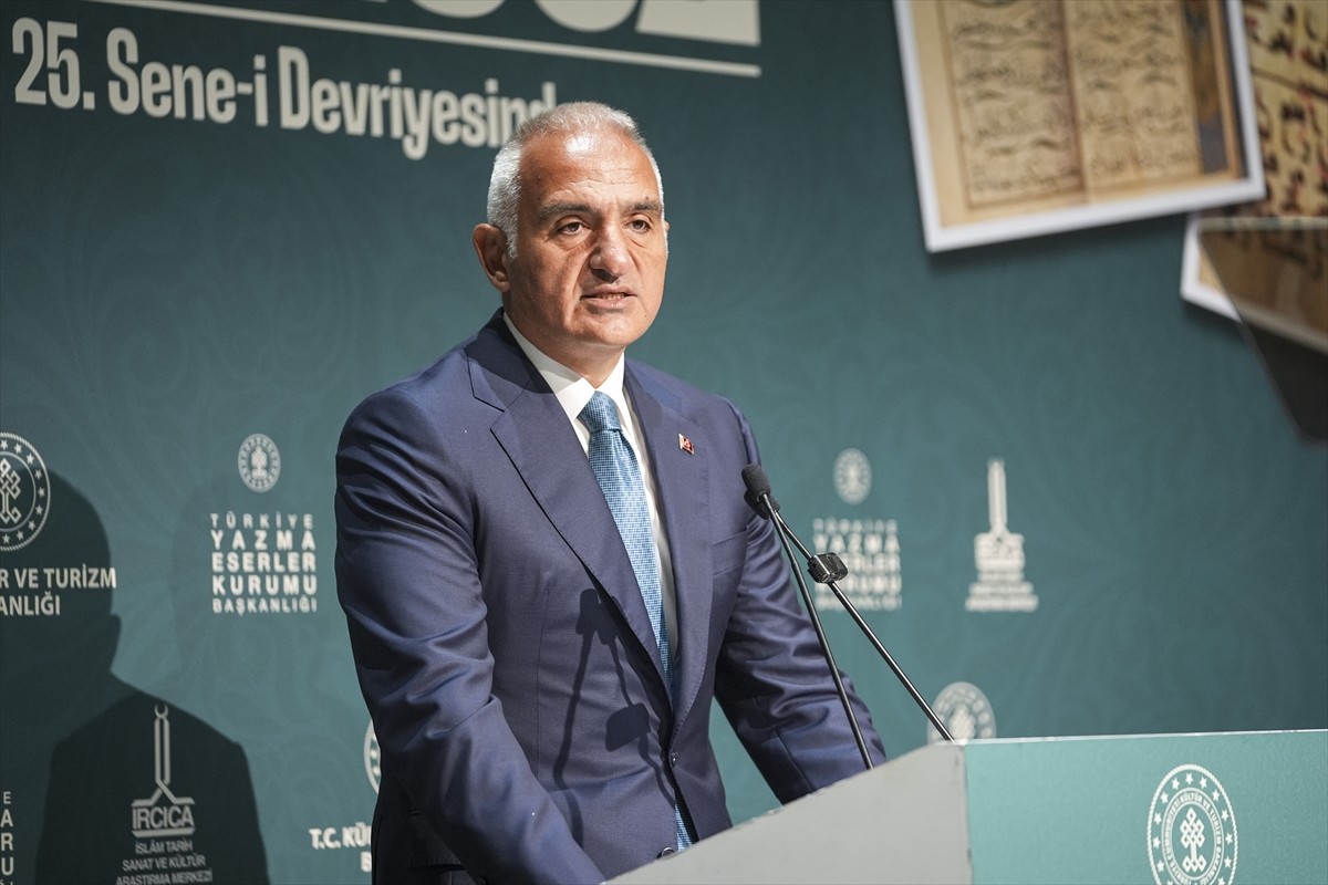 Kültür ve Turizm Bakanı Mehmet Nuri Ersoy, "Yazmaların Peşinde Bir Ömür: Nuri Arlasez" başlıklı...