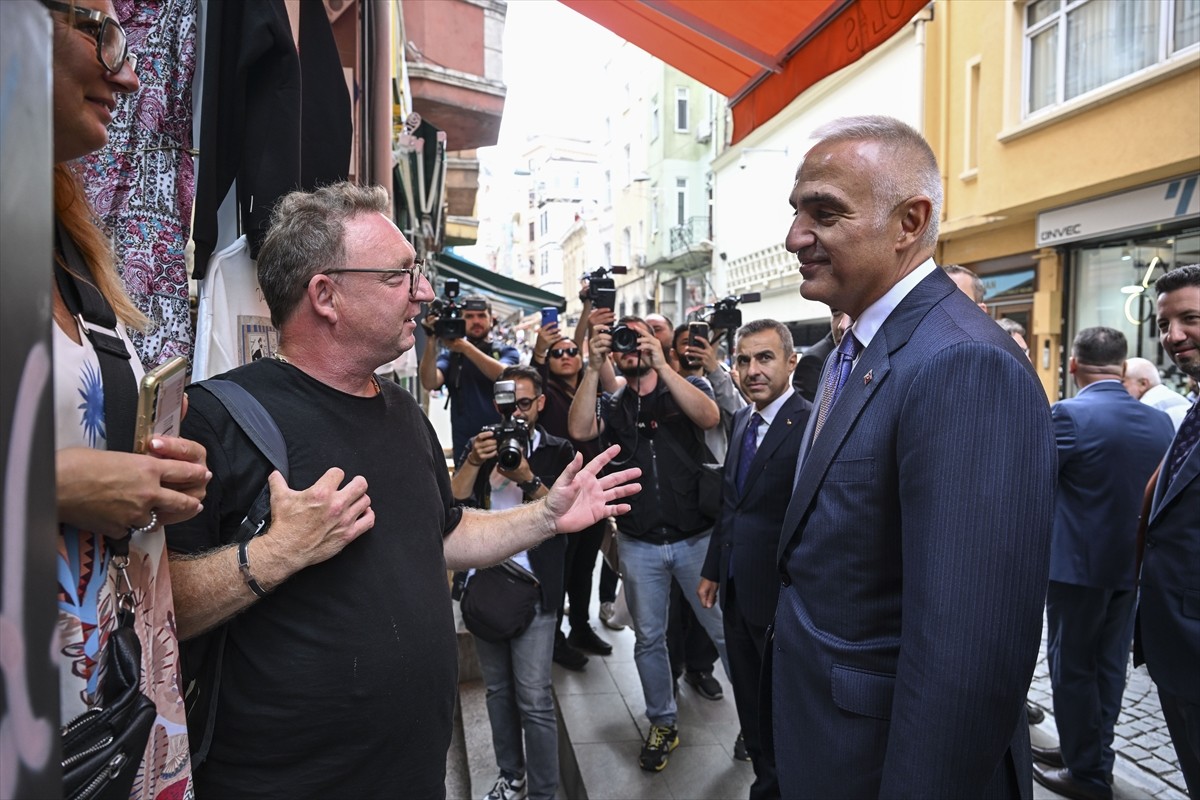 Kültür ve Turizm Bakanı Mehmet Nuri Ersoy (sağda), Beyoğlu Galata'da esnafı ziyaret etti. Galata...