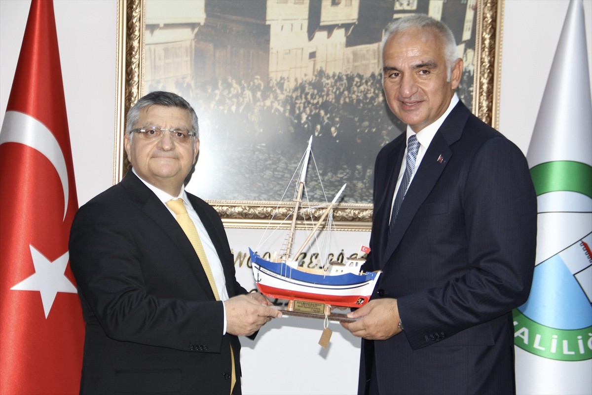 Kültür ve Turizm Bakanı Mehmet Nuri Ersoy, Sinop'taki programları kapsamında Valiliği ziyaret...