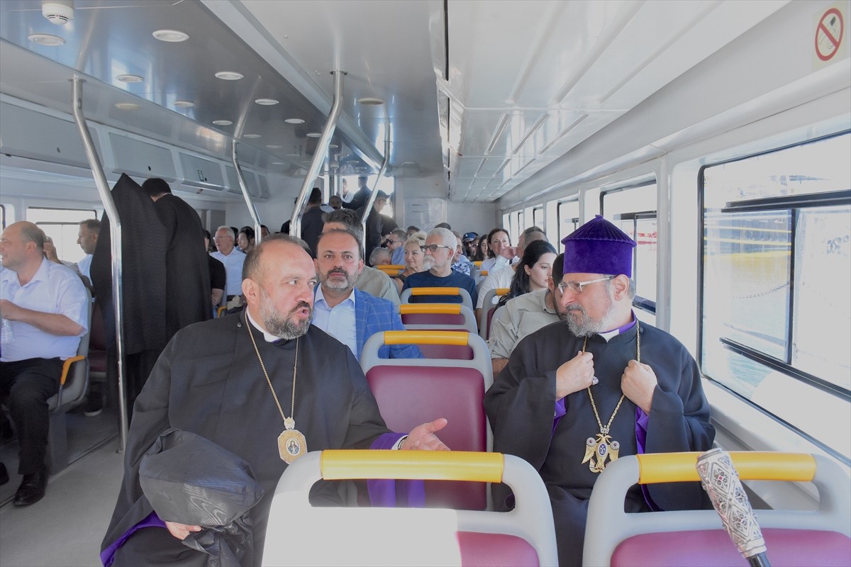 Kültür ve Turizm Bakanlığının özel izniyle yılda bir kez ibadete açılan Van Gölü'ndeki Akdamar...