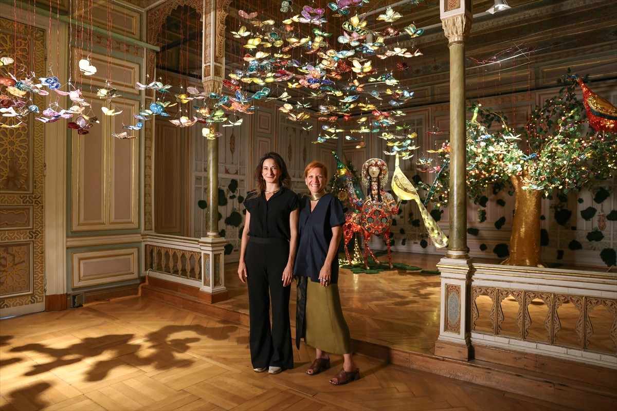 Küratörlüğünü Selen Ansen (sağda) ve Eda Berkmen'in (solda) üstlendiği "Folia" sergisi, 21...