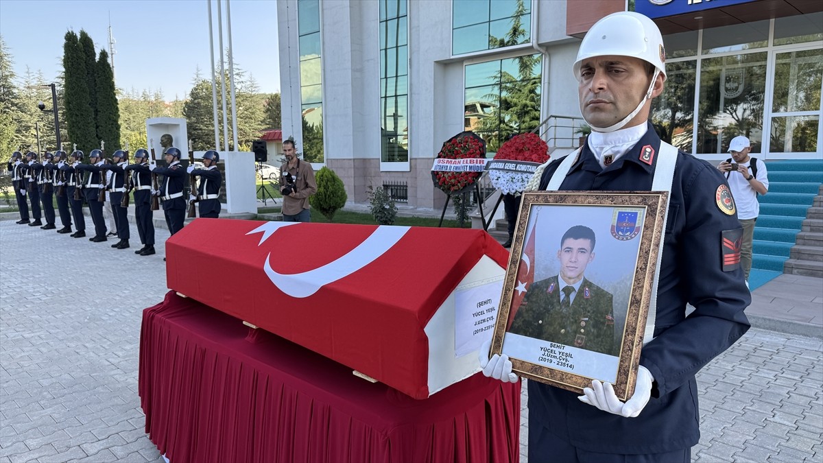 Kütahya'da kontrolden çıkan otomobilin çarpması sonucu şehit olan jandarma trafik Uzman Çavuş...
