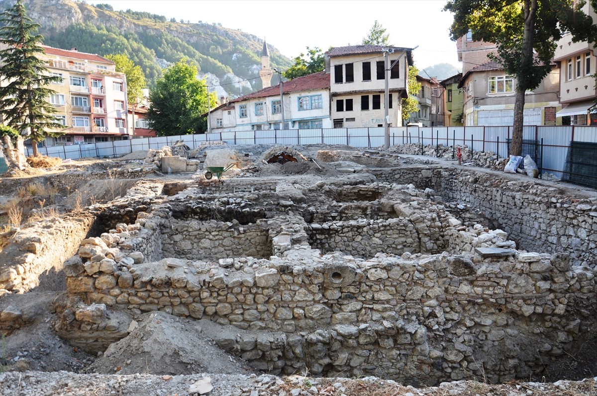 Kütahya'da yürütülen kazı çalışmalarında hamam ve mescit kalıntısının bulunduğu bölgede arkeopark...