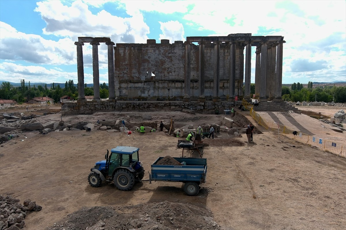 Kütahya'nın Çavdarhisar ilçesindeki Aizanoi Antik Kenti'nde yürütülen kazı çalışmalarında Zeus...