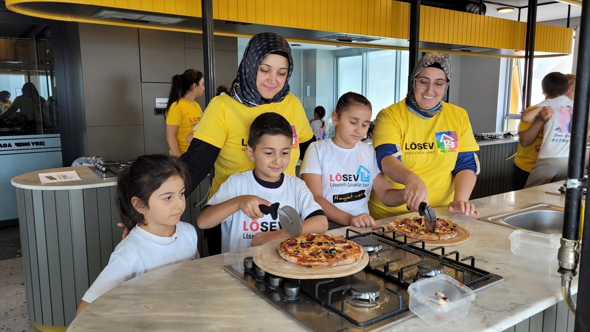 Lösemili Çocuklar Vakfı (LÖSEV) tarafından düzenlenen etkinlikte lösemi tedavilerinde belirli...