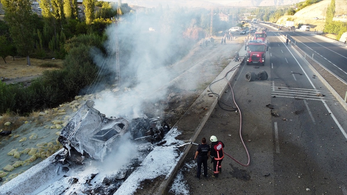 Malatya'nın Darende ilçesinde otobüse çarptıktan sonra duvara vuran tır yandı.