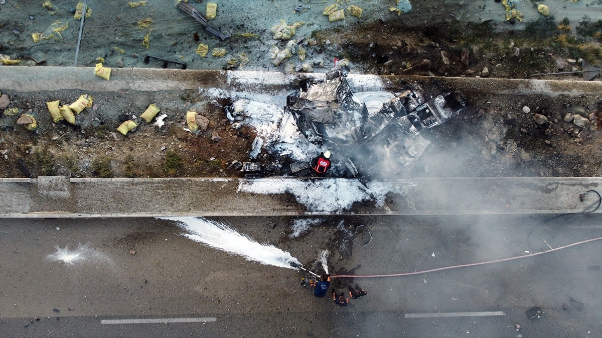 Malatya'nın Darende ilçesinde otobüse çarptıktan sonra duvara vuran tır yandı.