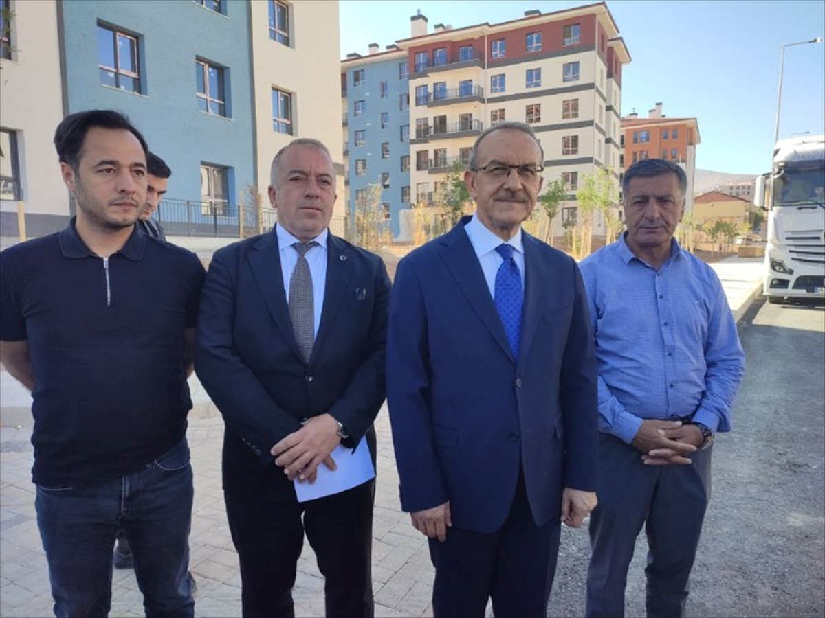 Malatya Valisi Seddar Yavuz (sağ 2), Battalgazi ilçesi Göztepe ve Tandoğan mahallelerini kapsayan...