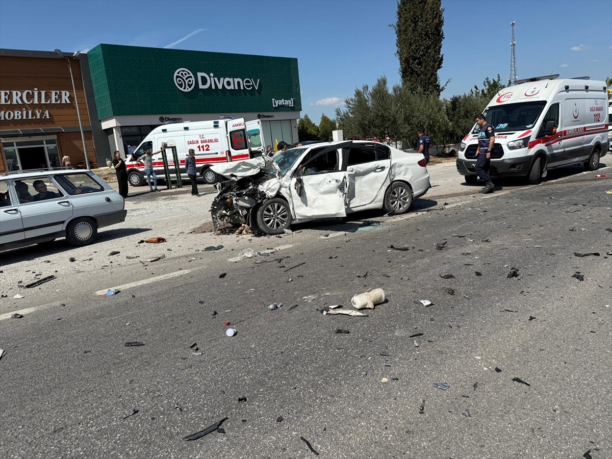 Manisa'nın Akhisar ilçesinde 4 aracın karıştığı zincirleme trafik kazasında 1 kişi yaşamını...