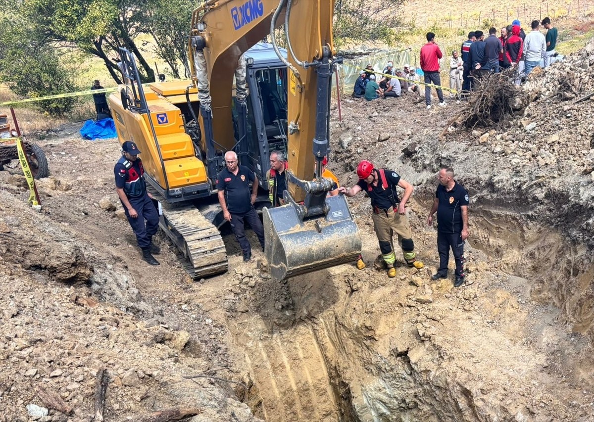 Manisa'nın Akhisar ilçesinde kuyu kazma çalışması sırasında meydana gelen göçükte 2 kişi toprak...