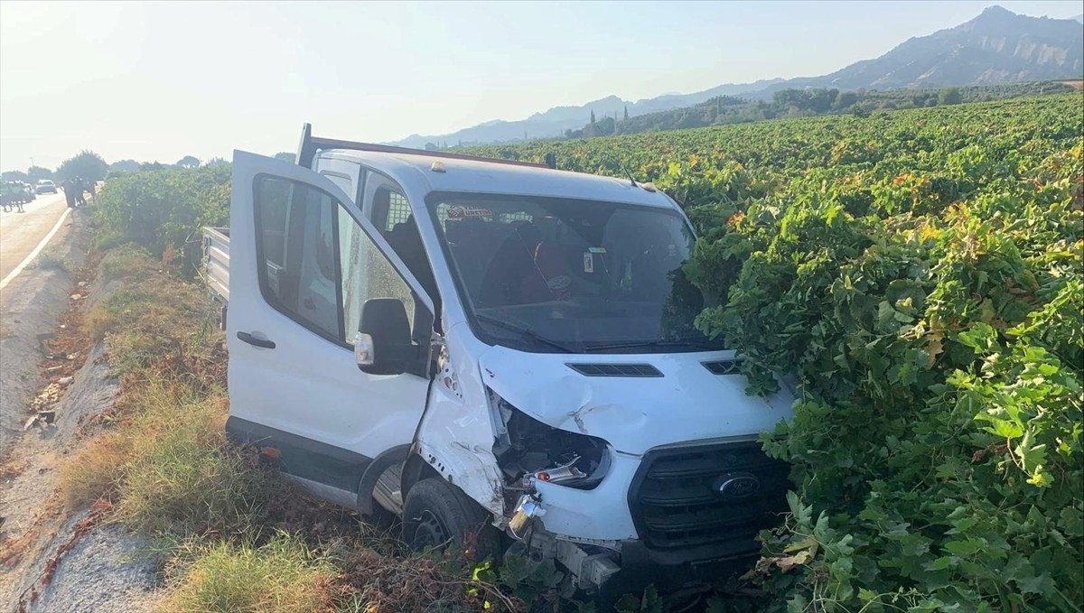 Manisa'nın Salihli ilçesinde kamyonetle çarpışan motosikletin sürücüsü hayatını kaybetti.