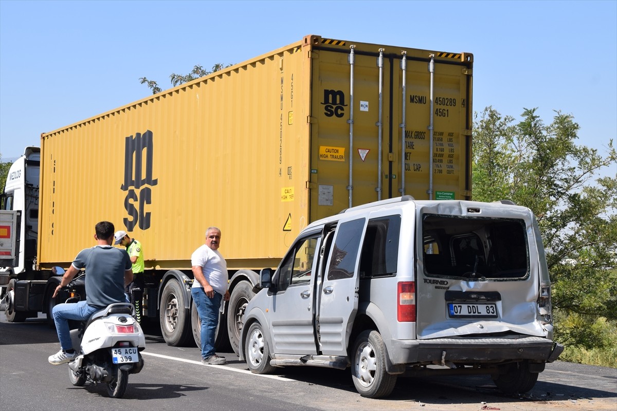Manisa'nın Turgutlu ilçesinde 3 aracın karıştığı zincirleme trafik kazasında 4'ü çocuk 6 kişi...
