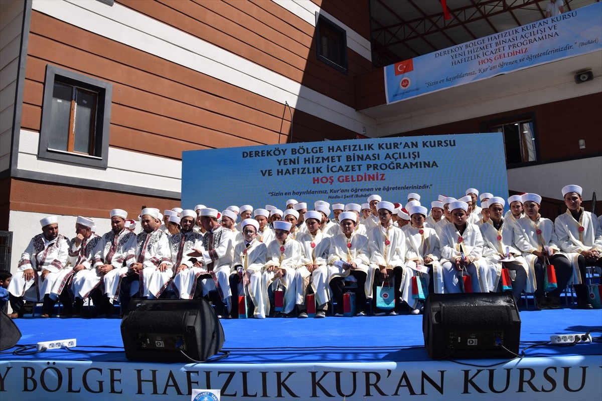 Manisa'nın Turgutlu ilçesinde Dereköy Bölge Yatılı Kur'an Kursu'nda eğitimlerini tamamlayan 60...