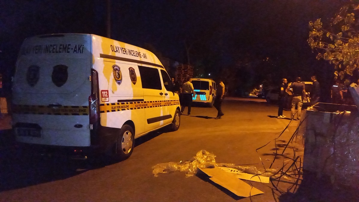 Manisa'nın Yunusemre ilçesinde çarşı ve mahalle bekçilerine saldırdığı öne sürülen 2 şüpheli...