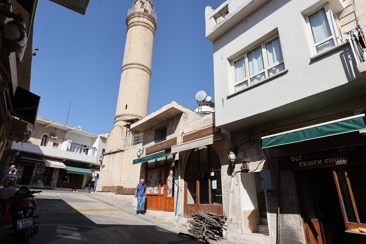 Mardin'in Savur ilçesinde ayakkabı ustası Orhan Kurt, 5 metrekarelik iş yerinde 50 yılı aşkın...