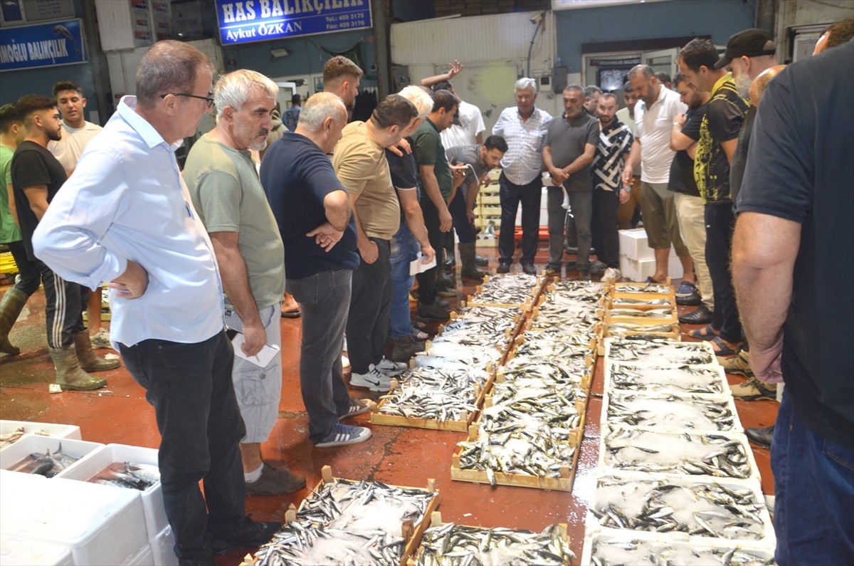 Marmara Bölgesi'nin en büyük toptan su ürünleri satış noktalarından olan Kocaeli'nin Karamürsel...