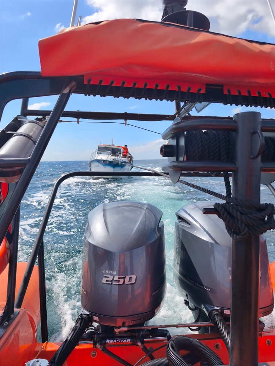 Marmara Denizi Kınalıada açıklarında, makine arızası nedeniyle sürüklenen ve içinde 5 kişinin...