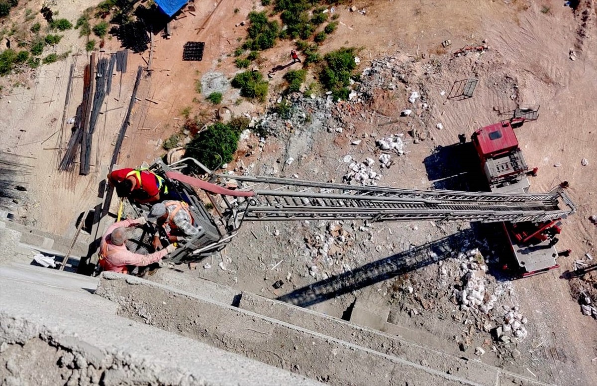 Mersin'de elektrik arızası nedeniyle inşaatın 13. katındaki iskelede mahsur kalan 2 işçi, itfaiye...