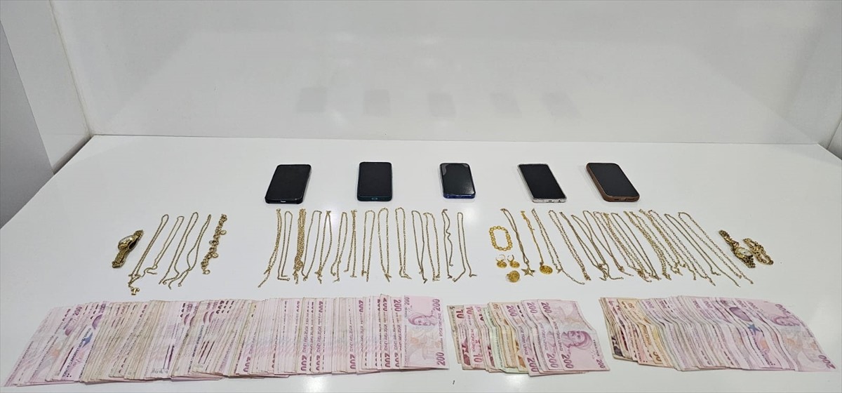 Mersin'de kuyumcularda sahte altın bozdurarak dolandırıcılık yaptıkları iddiasıyla gözaltına...