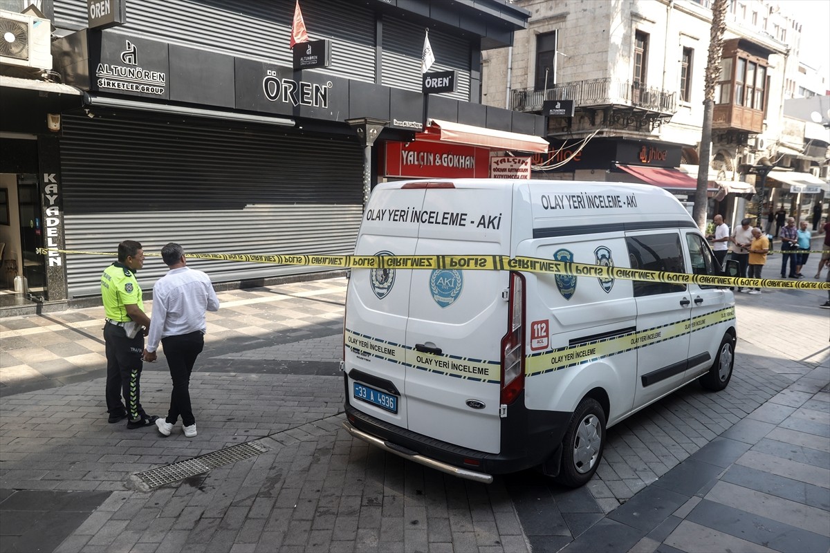 Mersin'in merkez Akdeniz ilçesinde bir kuyumcudan altın çalındığı iddiası üzerine araştırma...