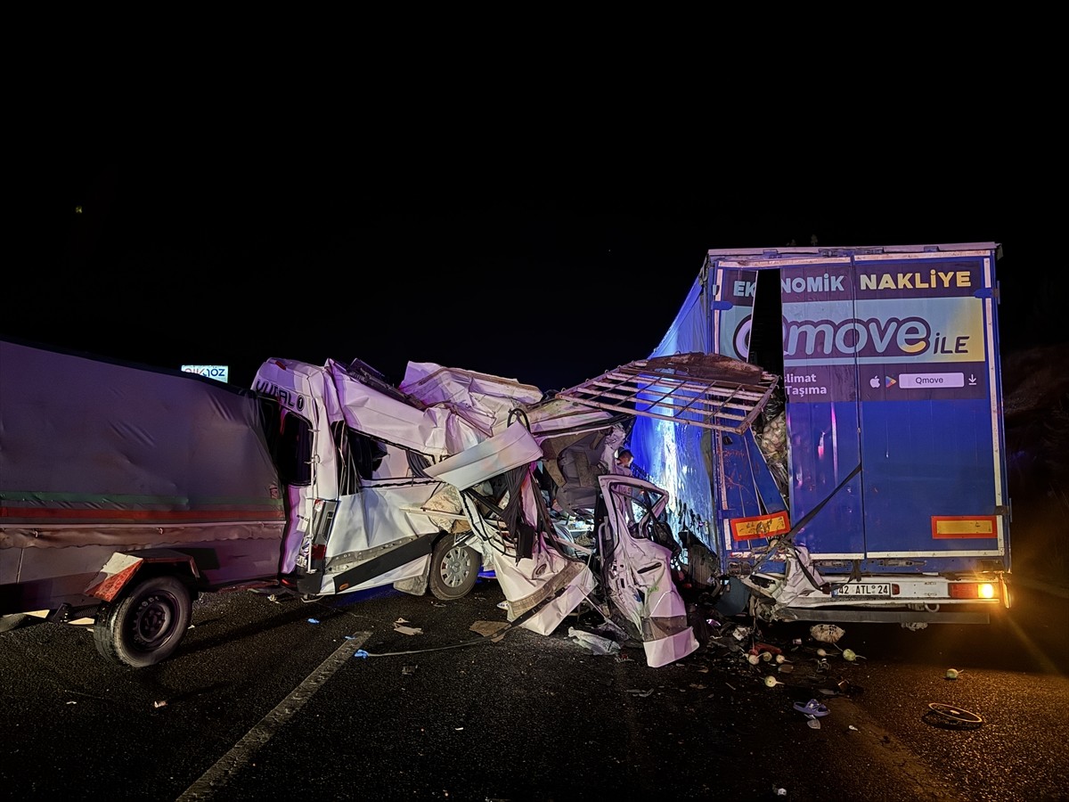 Mersin'in Tarsus ilçesinde tarım işçilerini taşıyan minibüsün tıra çarpması sonucu 3 kişi öldü, 16...