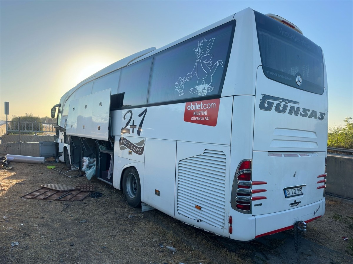 Mersin'in Tarsus ilçesinde yolcu otobüsünün refüje çarpması sonucu 4 kişi yaralandı.