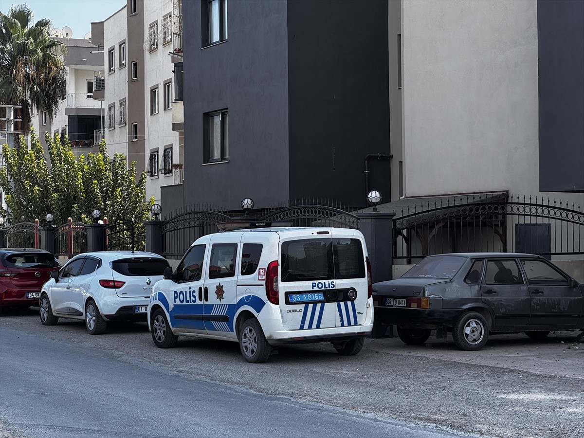 Mersin'in Tarsus ilçesinde zemine düşen asansördeki kadın hayatını kaybetti.