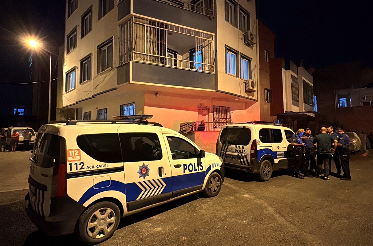 Mersin'in Toroslar ilçesinde bir kadın, 5 yaşındaki oğlunu bıçakla öldürdü. Ekipler olay yerinde...