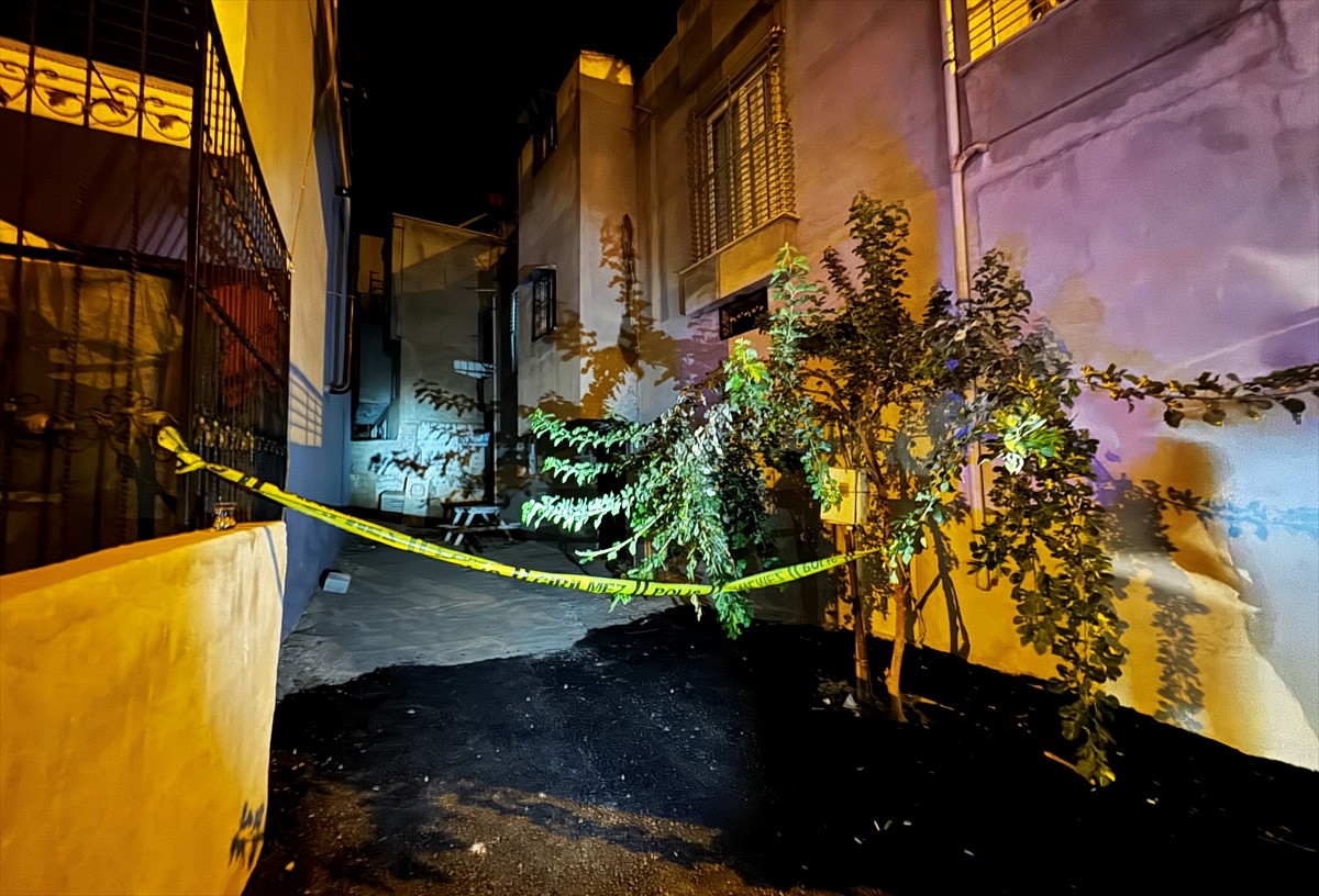 Mersin'in Toroslar ilçesinde bir kadın, 5 yaşındaki oğlunu bıçakla öldürdü. Ekipler olay yerinde...