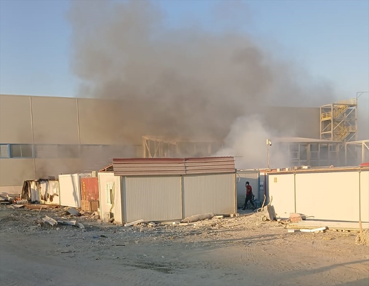 Mersin’in Tarsus ilçesinde bir fabrika sahasındaki konteynerlerde çıkan yangın, itfaiye...