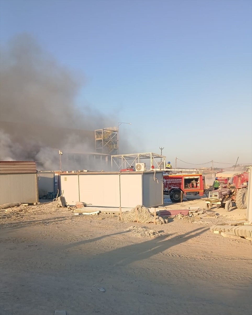 Mersin’in Tarsus ilçesinde bir fabrika sahasındaki konteynerlerde çıkan yangın, itfaiye...