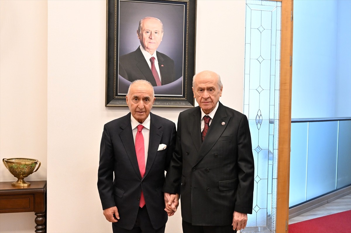 MHP Genel Başkanı Devlet Bahçeli, eski TBMM Başkanı ve eski CHP Genel Başkanı Hikmet Çetin ile bir...