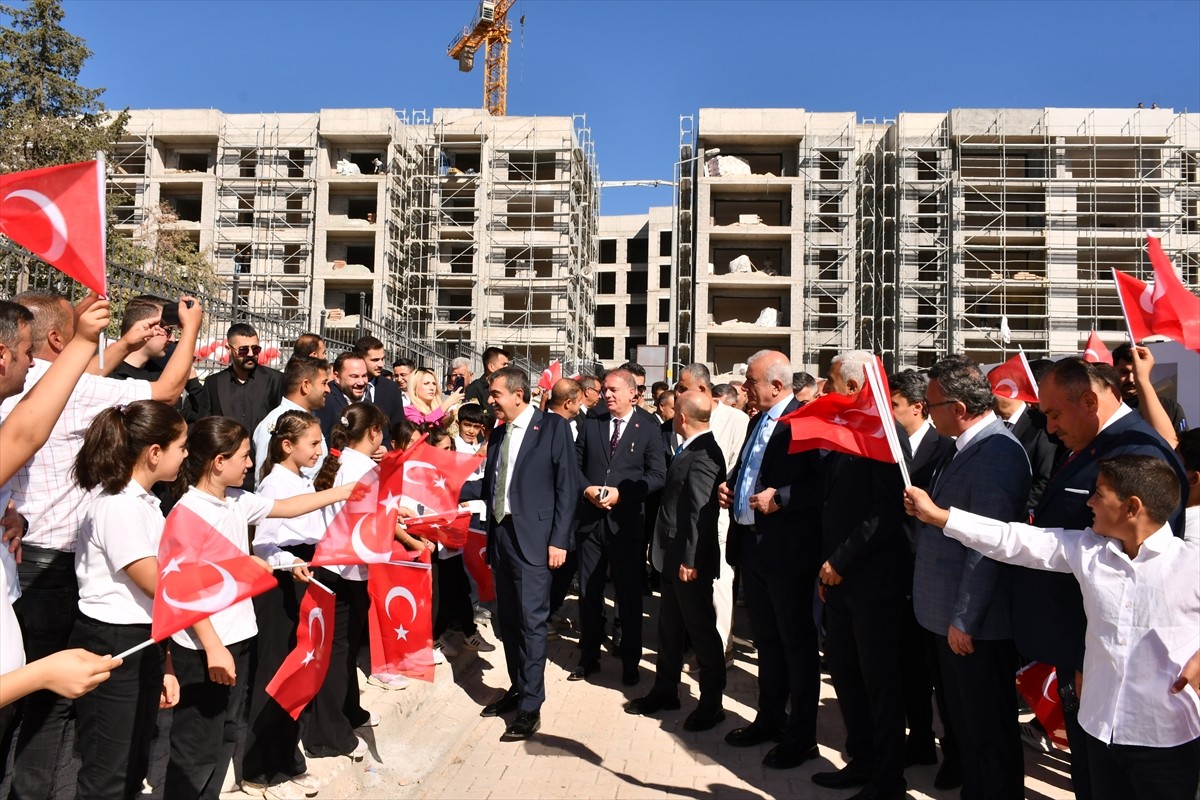 Milli Eğitim Bakanı Yusuf Tekin, Adıyaman'ın Besni ilçesindeki Dr. Necip Öztürk Ortaokulu'nun...