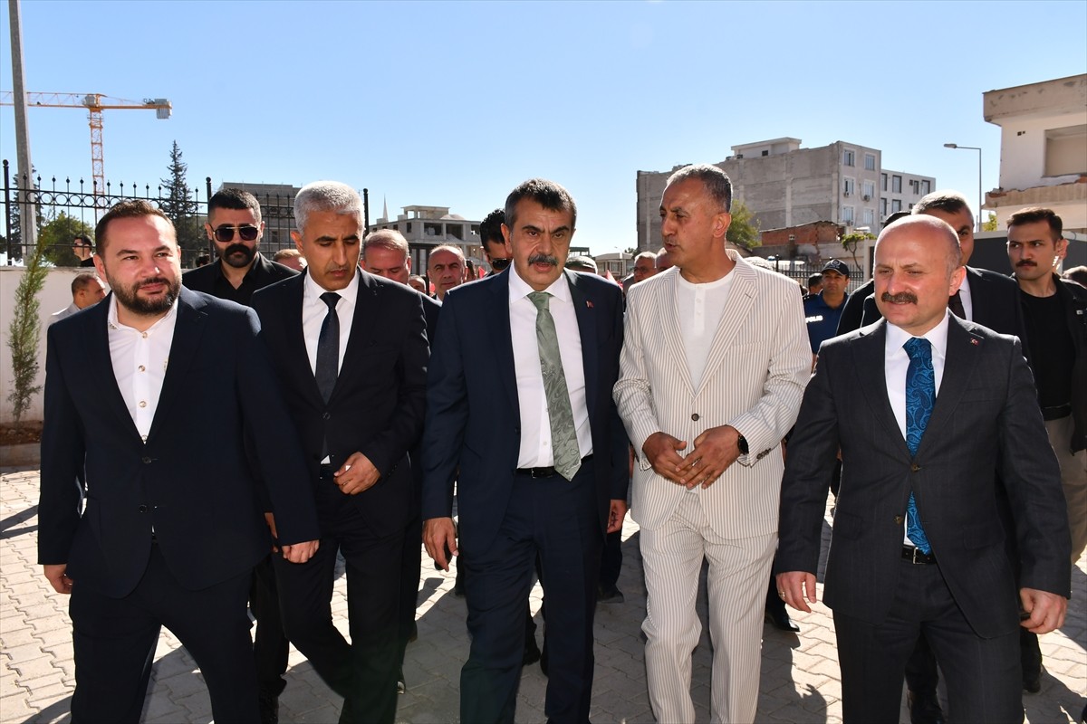 Milli Eğitim Bakanı Yusuf Tekin, Adıyaman'ın Besni ilçesindeki Dr. Necip Öztürk Ortaokulu'nun...
